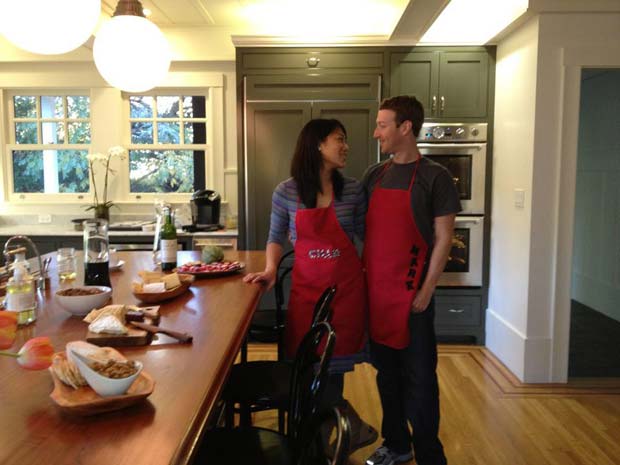 Mark Zuckerger cocinando con su novia