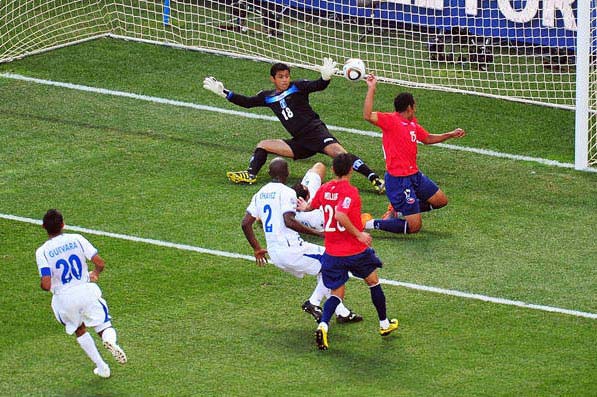 Chile gana en su debut