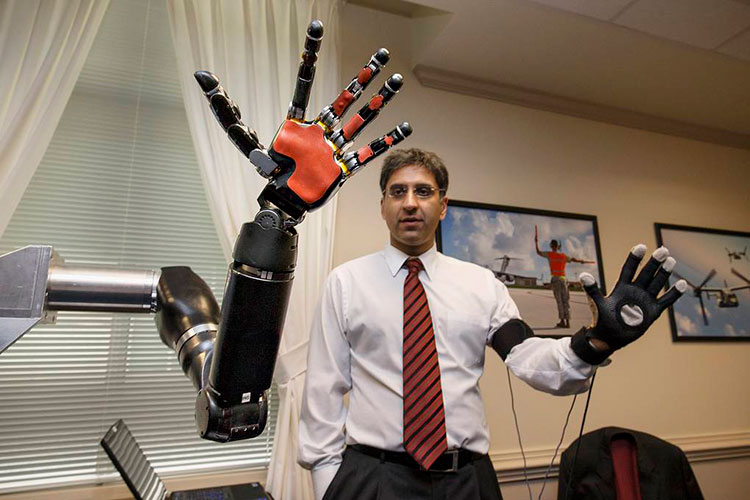 Un ingeniero de la Universidad John Hopkins muestra una mano robótica creada junto con el Defense Advanced Research Projects Agency (DARPA)