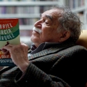 Gabriel García Márquez leyendo un libro propio.