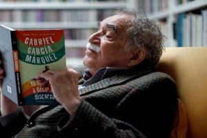 Gabriel García Márquez leyendo un libro propio.
