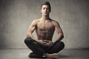 Buenas razones del por qué los hombres deben hacer yoga 